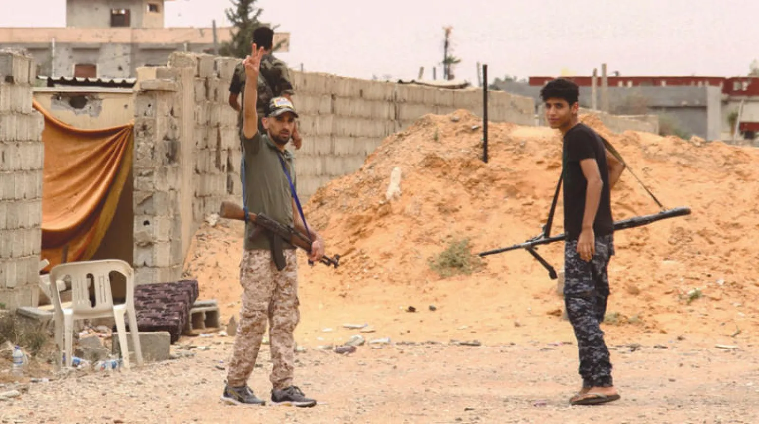 مقاتلون موالون لحكومة «الوفاق» خلال المعارك قرب طرابلس (أ.ف.ب)