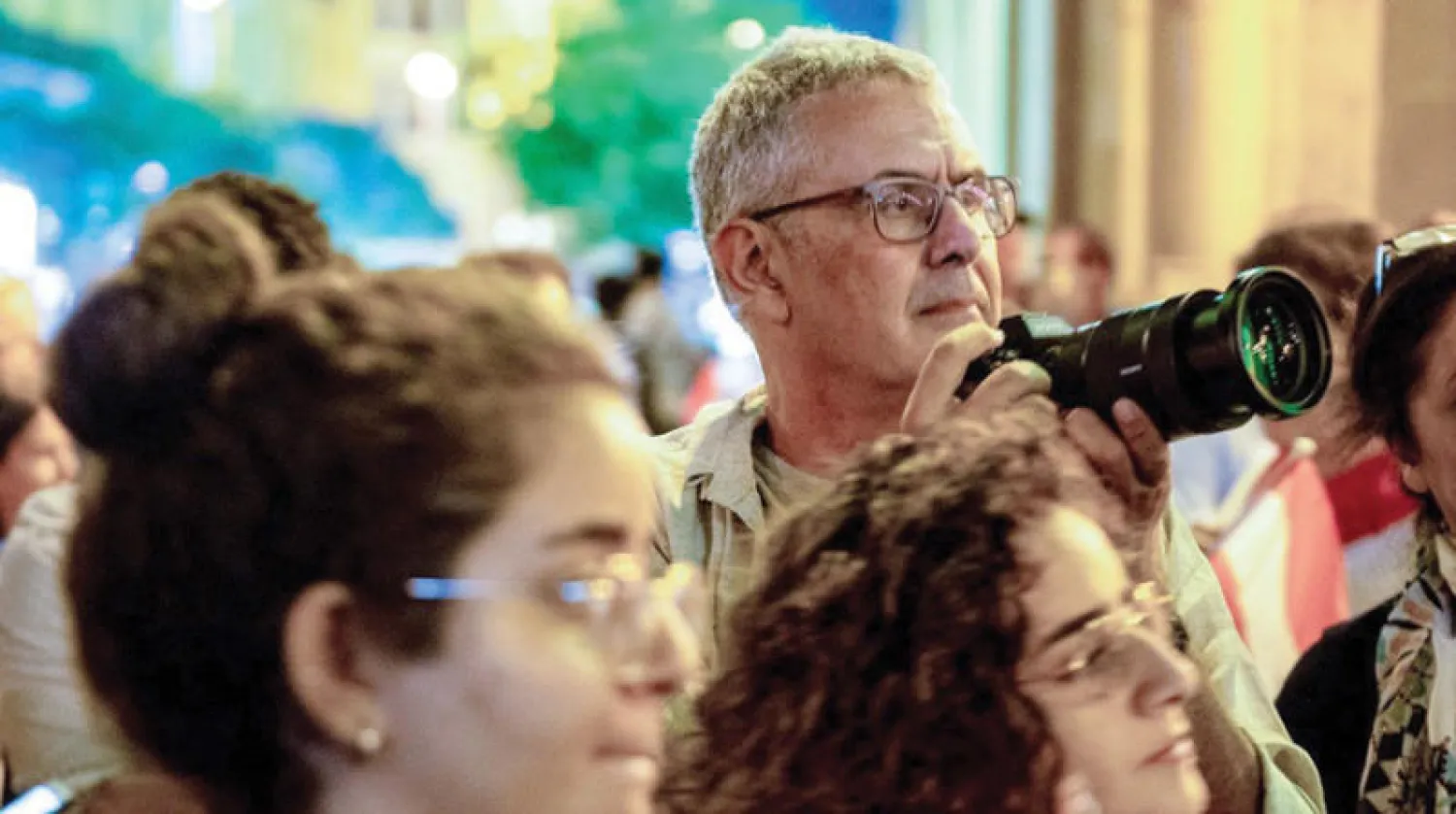 المخرج السينمائي فيليب عرقتنجي يوثق اللحظة بكاميرته المحمولة