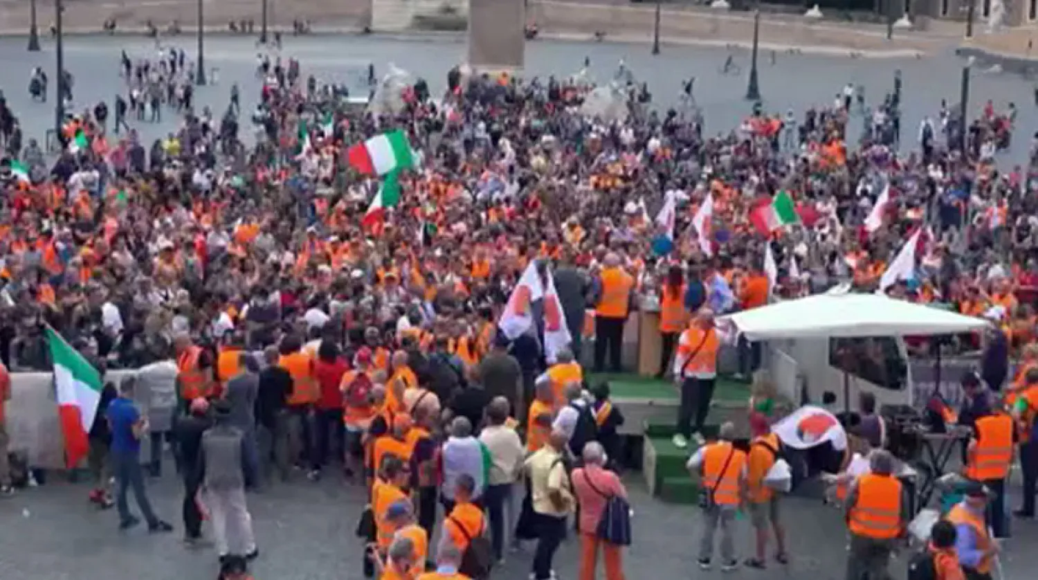 İtalya'da turuncu yeleklilerden hükümet karşıtı protesto