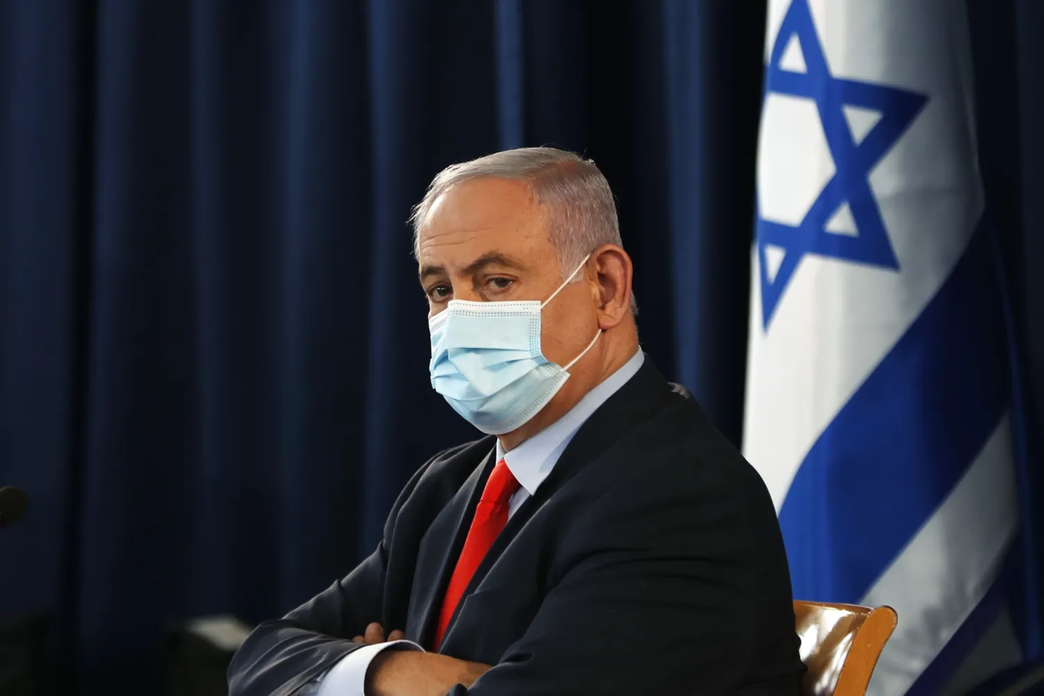 Israeli Prime Minister Benjamin Netanyahu wears a mask as he looks on during the weekly cabinet meeting in Jerusalem May 31, 2020. REUTERS/Ronen Zvulun