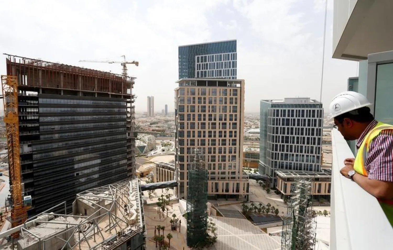  A man views the under-construction King Abdullah Financial District in Riyadh, Saudi Arabia May 12, 2016. REUTERS/Faisal Al Nasser