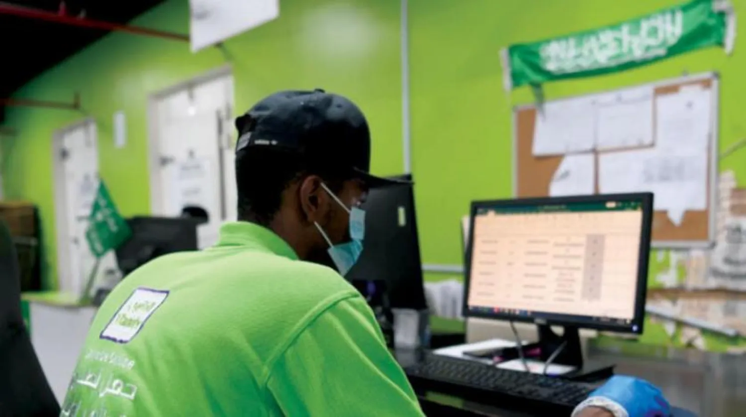 Staff working on online orders pin high hopes on growing demand