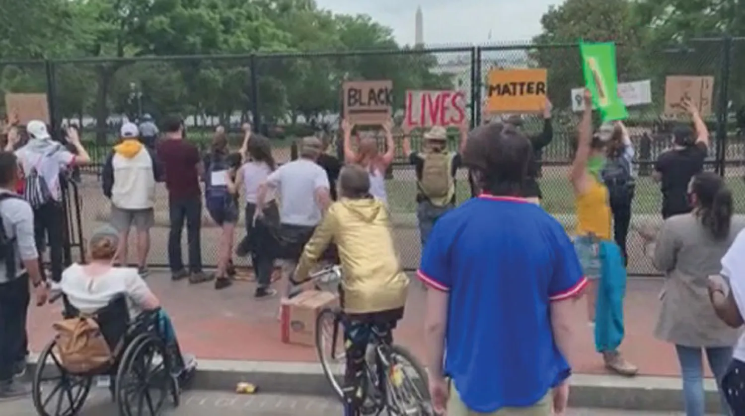 Beyaz Saray'ın önü yüksek demirli bariyerlerle çevrildi