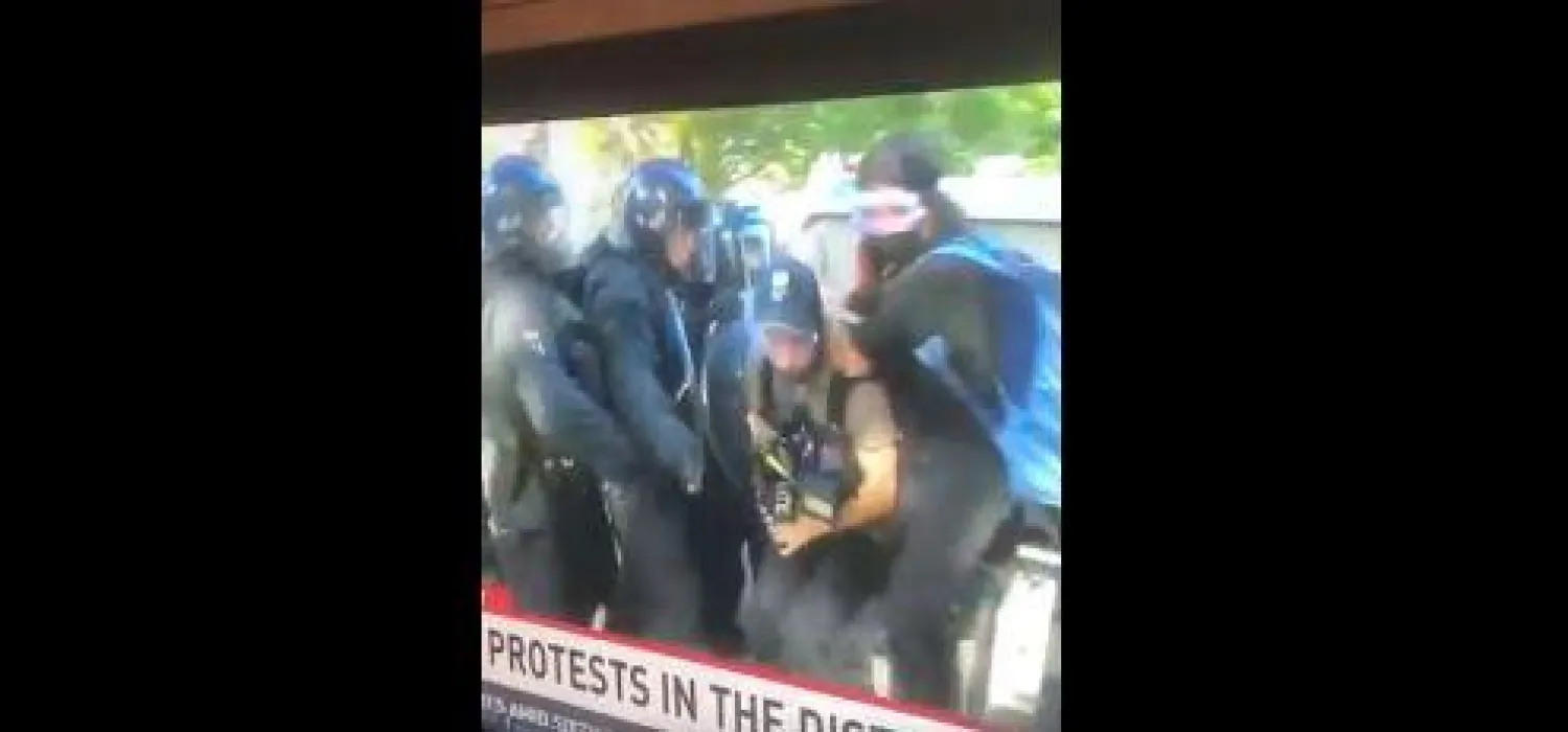 لقطة من فيديو يظهر تعرض المصور التلفزيوني تيم مايرز لهجوم من قبل الشرطة الأميركية (تويتر)