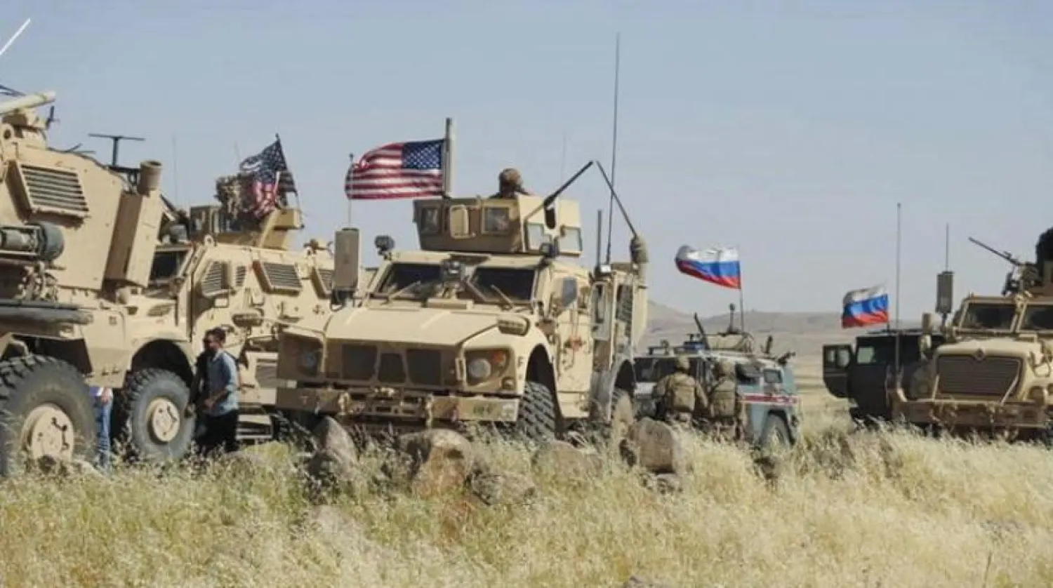 Karşı karşıya duran iki ABD ve iki Rus aracı, Suriye’nin kuzeydoğusundaki el-Malikiye’de iken (Şarku'l Avsat)