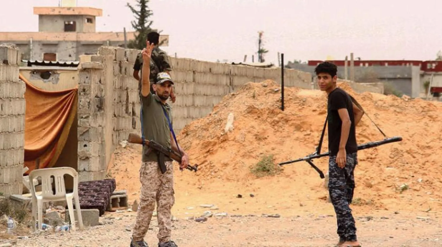 UMH yandaşı unsurlar, Trablus’un yakınlarındaki bir savaş alanında (AFP)