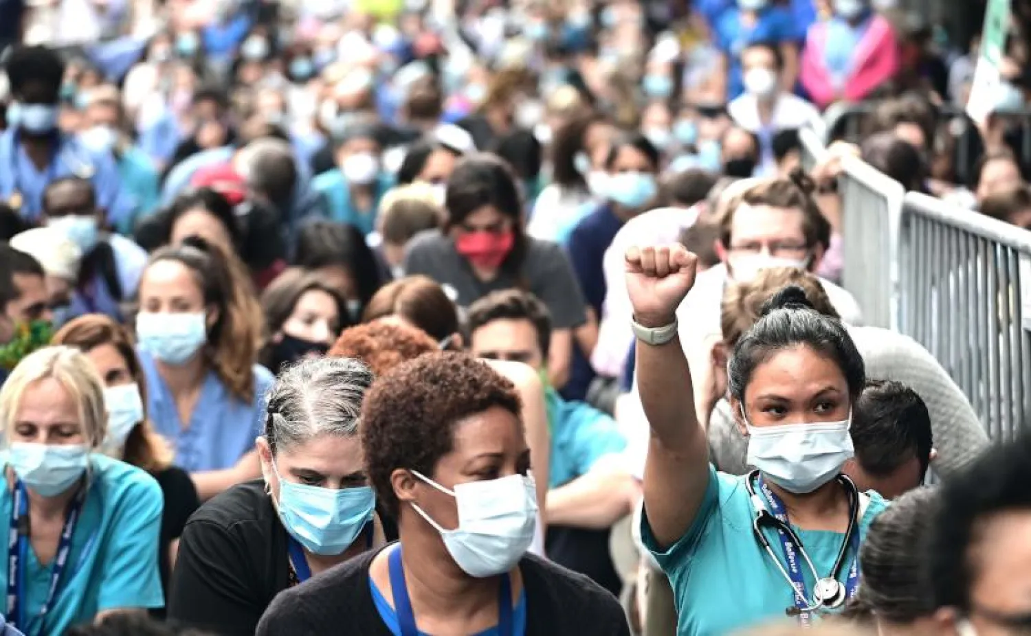 عاملون في الرعاية الصحية يشاركون في تظاهرات نيويورك (أ.ف.ب)