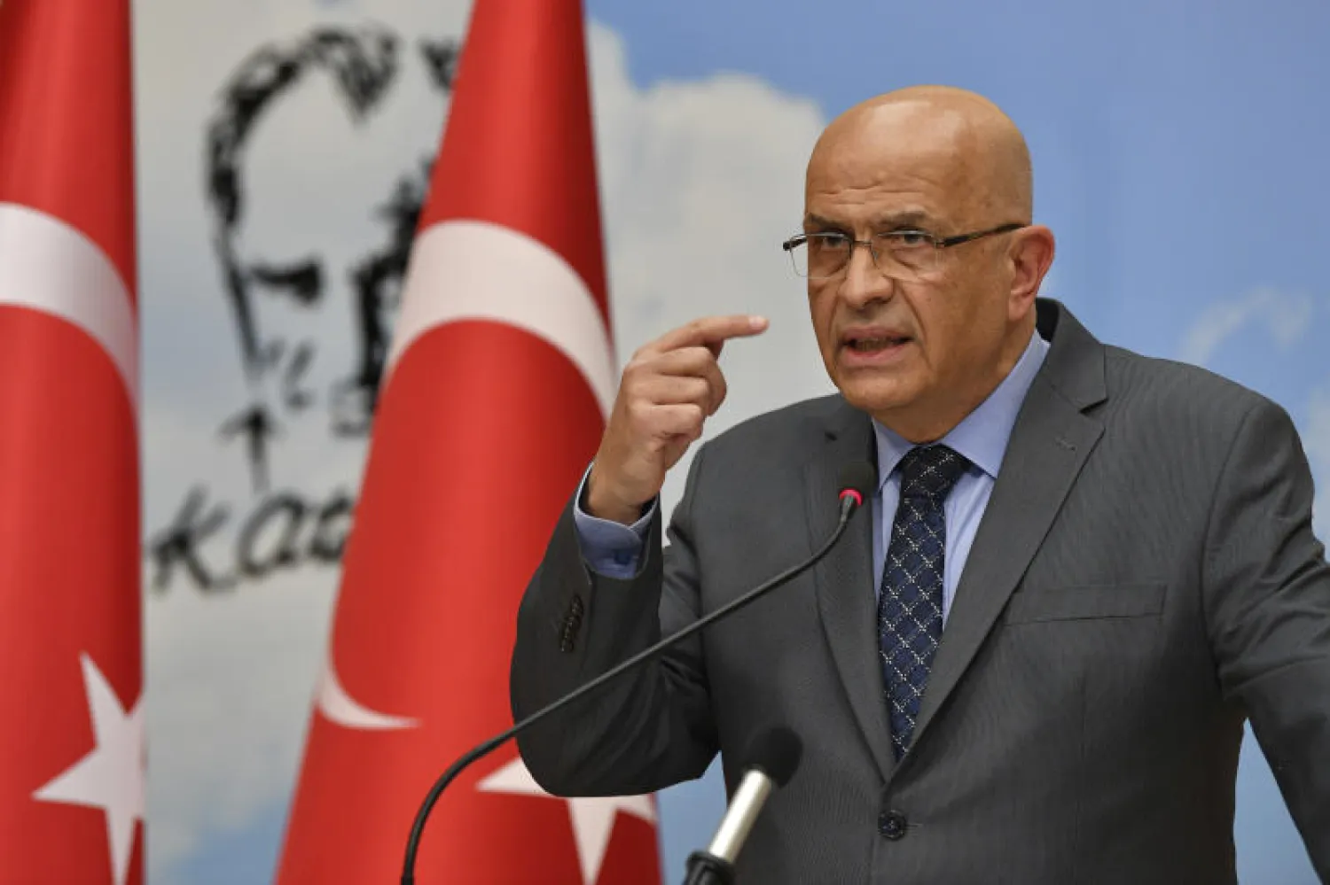 النائب أنيس بربر أوغلو من حزب الشعب الجمهوري التركي (أ.ب)