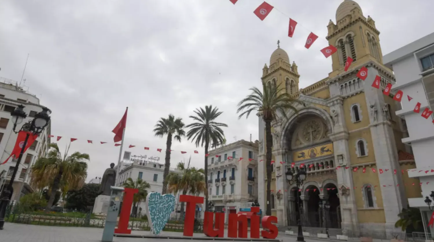 A picture taken on March 18, 2020 shows Habib Bourguiba Avenue empty shortly before a night curfew imposed to halt the spread of coronavirus, in the Tunisian capital Tunis. © Fethi Belaid, AFP