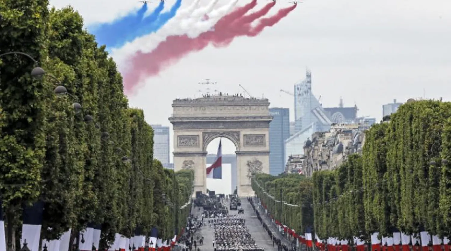 Paris’in Şanzelize Caddesi’nde geçtiğimiz yıl Bastille Günü münasebetiyle gerçekleştirilen etkinlikler (AP)