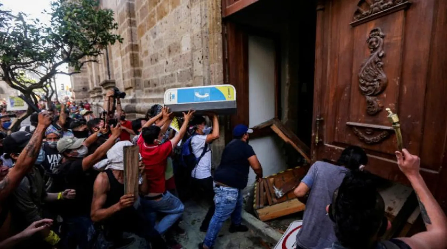 Protestocular, gözaltında olan genç bir adamın ölümünden sonra Meksika'da polisle çatıştı (Reuters)
