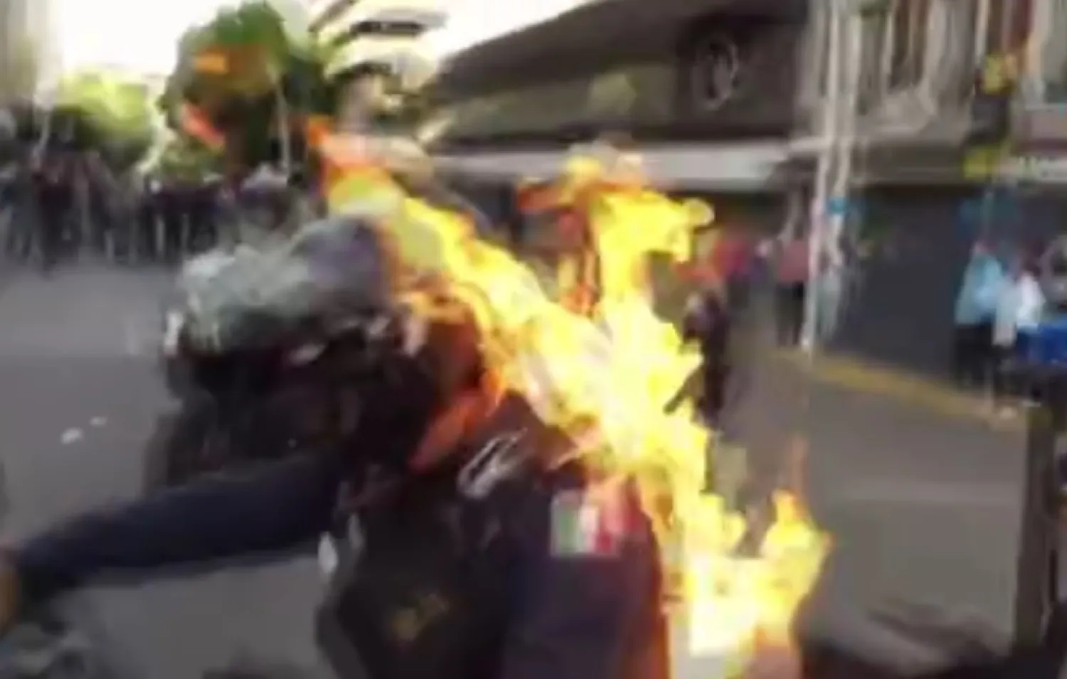 Meksika'da bir protestocu, üzerine benzin döktüğü polisi böyle ateşe verdi