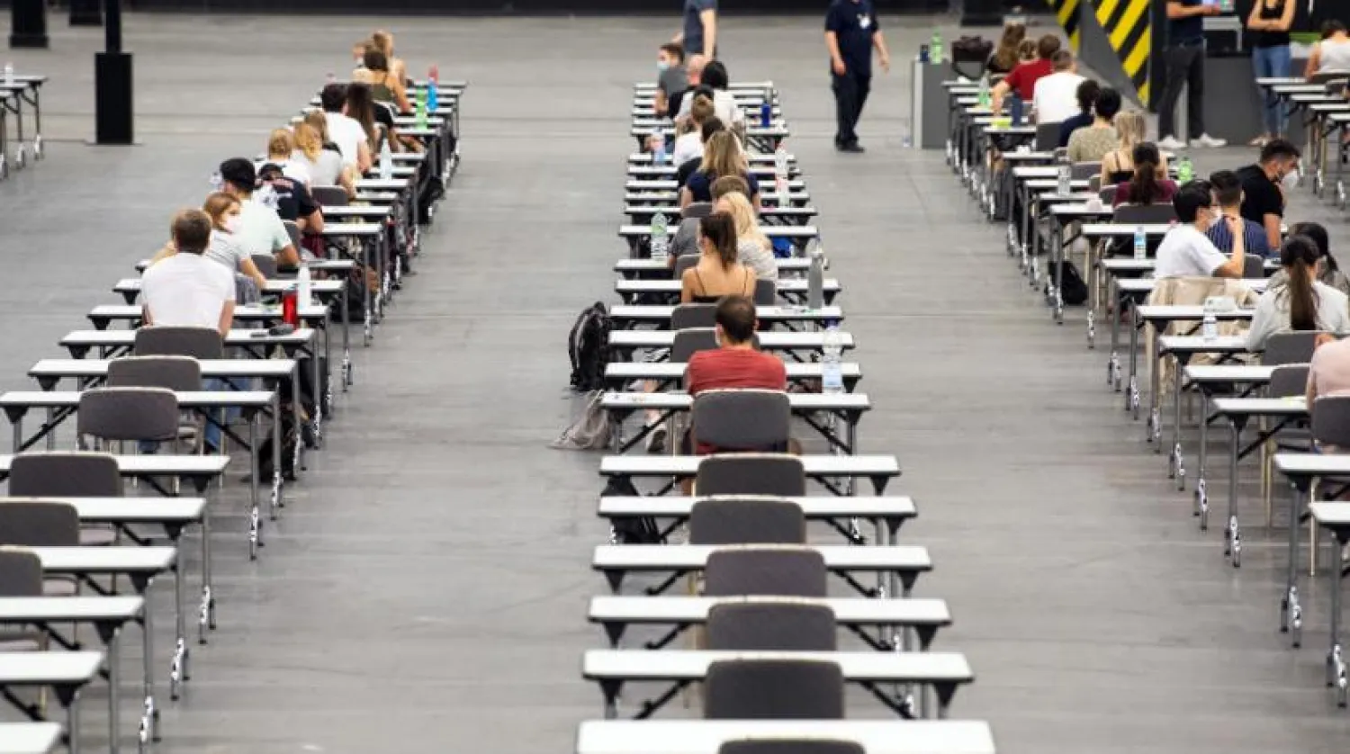 Üniversite öğrencileri Köln’de gerçekleşen sınav esnasında (DPA)