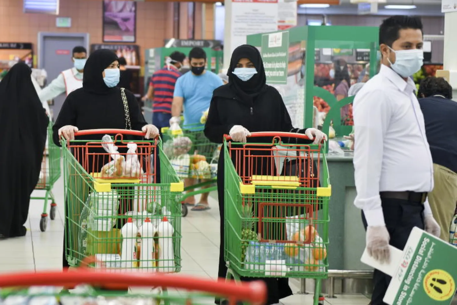 عائلات قطرية تتسوق من أحد المراكز التجارية في الدوحة (إ.ب.أ)