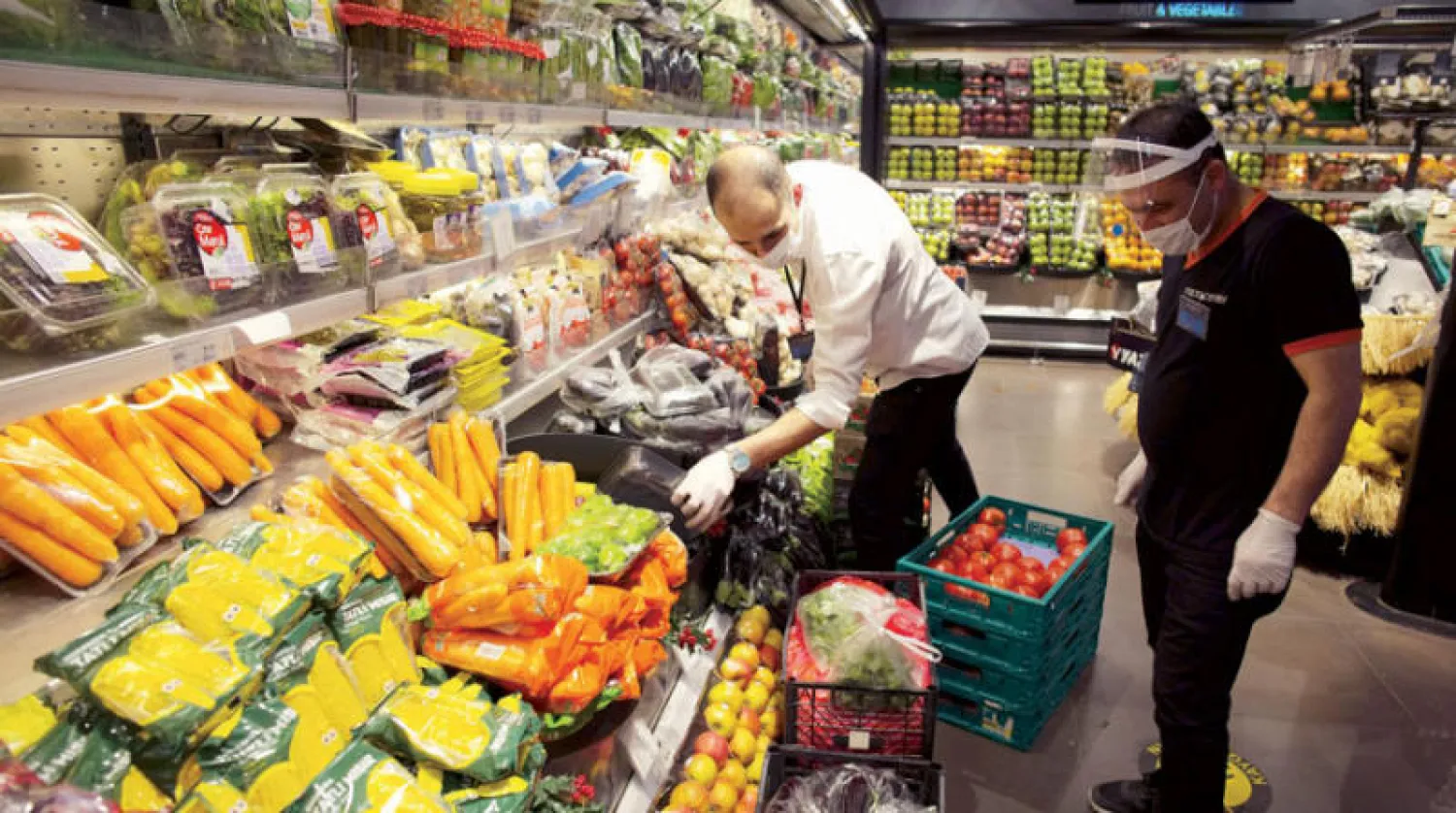 خسرت الليرة التركية نحو 18% من قيمتها منذ بداية العام في ظل ضغوط فيروس {كورونا} (أ.ب)