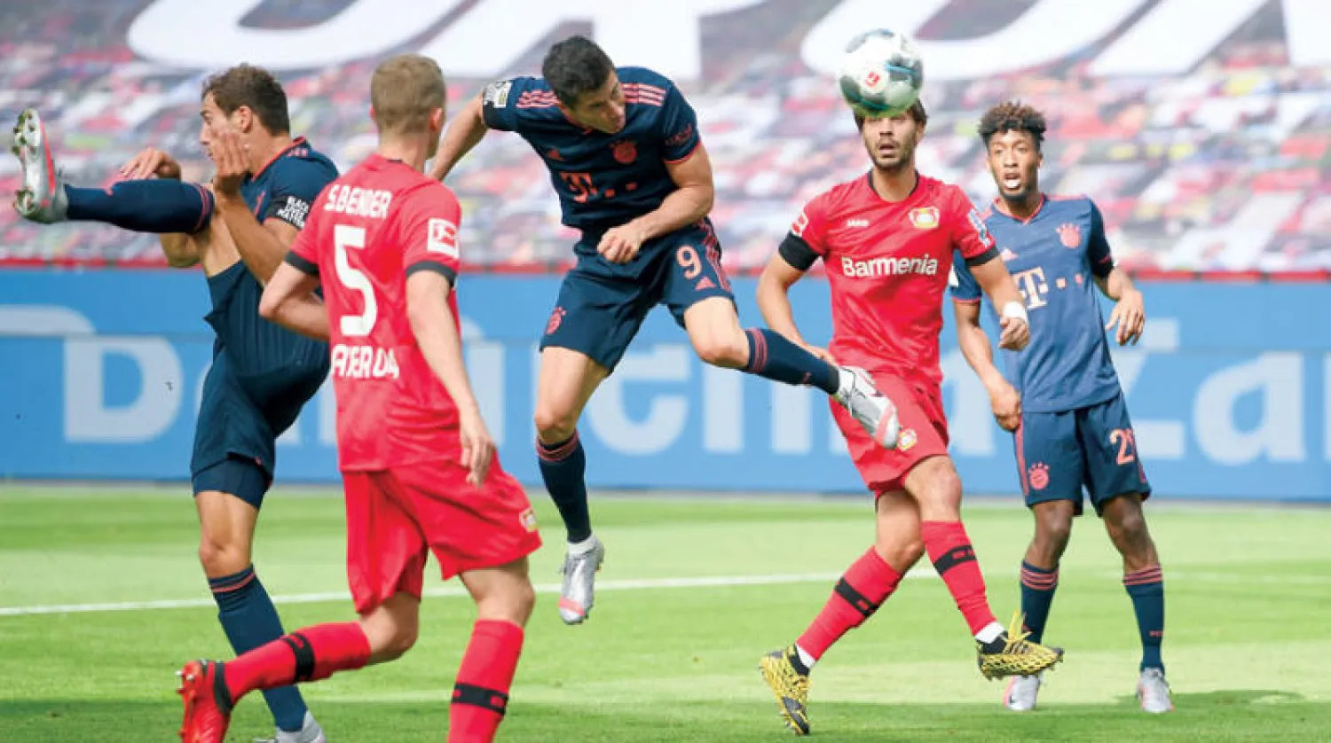 ليفاندوفسكي (وسط) وهدف بايرن الرابع (أ.ب)