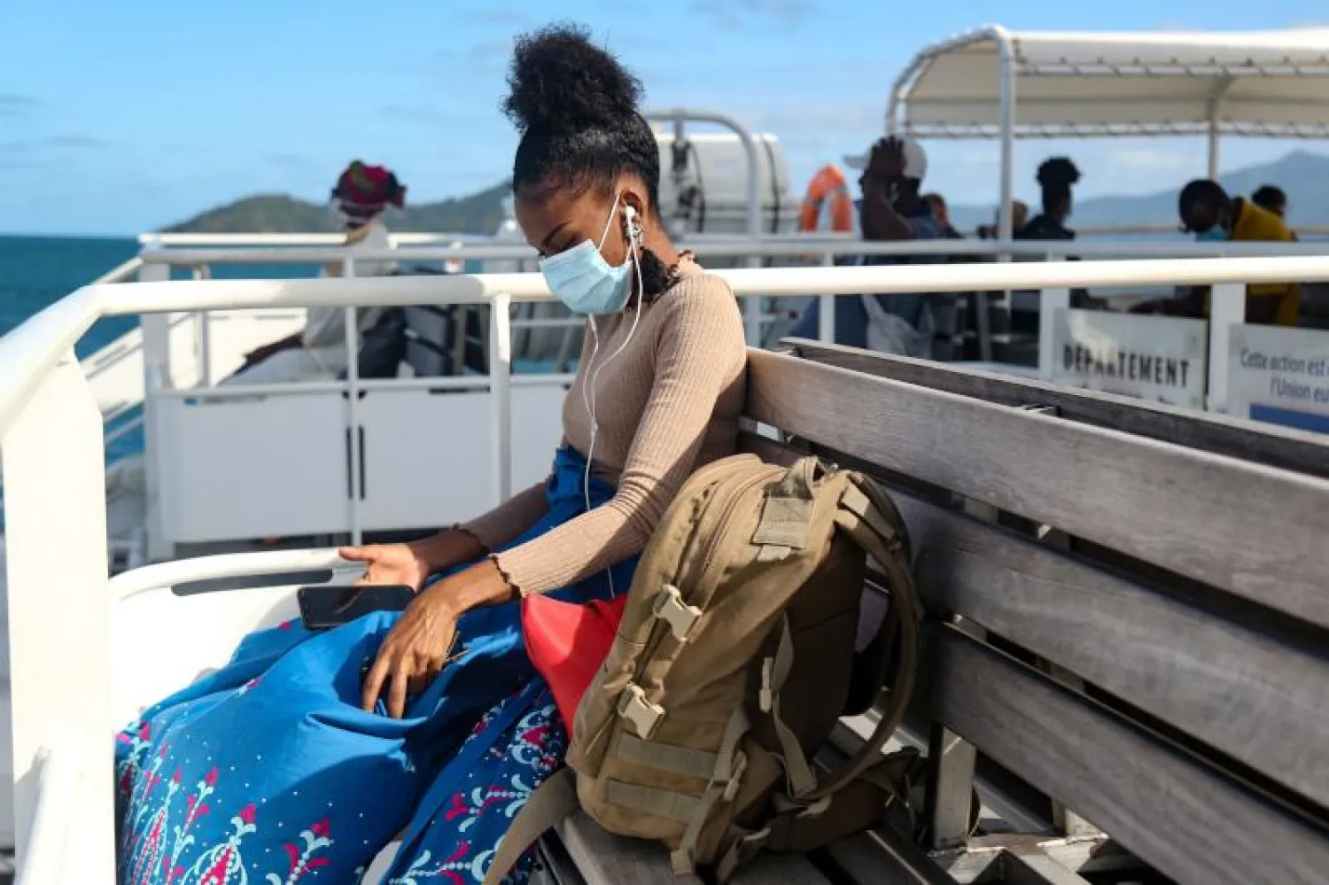 فتاة على متن قارب متجه إلى جزيرة مايوت الفرنسية في المحيط الهندي (أ.ف.ب)