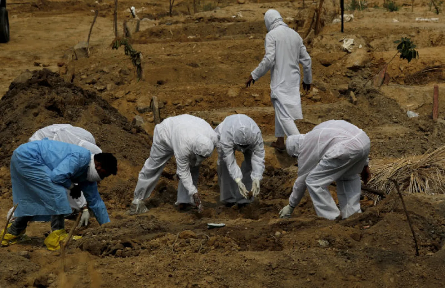 دفن ضحية لفيروس كورونا في نيودلهي (أ.ب)