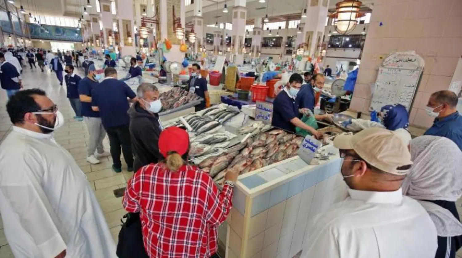 Vatandaşlar ve sakinler Kuveyt şehrinde bir pazarda (AFP)
