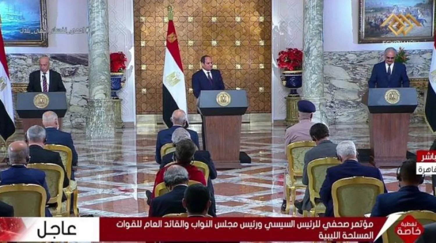 Mısır Cumhurbaşkanı Sisi, Hafter ve Akile Salih ile gerçekleştirdiği basın toplantısı sırasında (Mısır televizyonu)