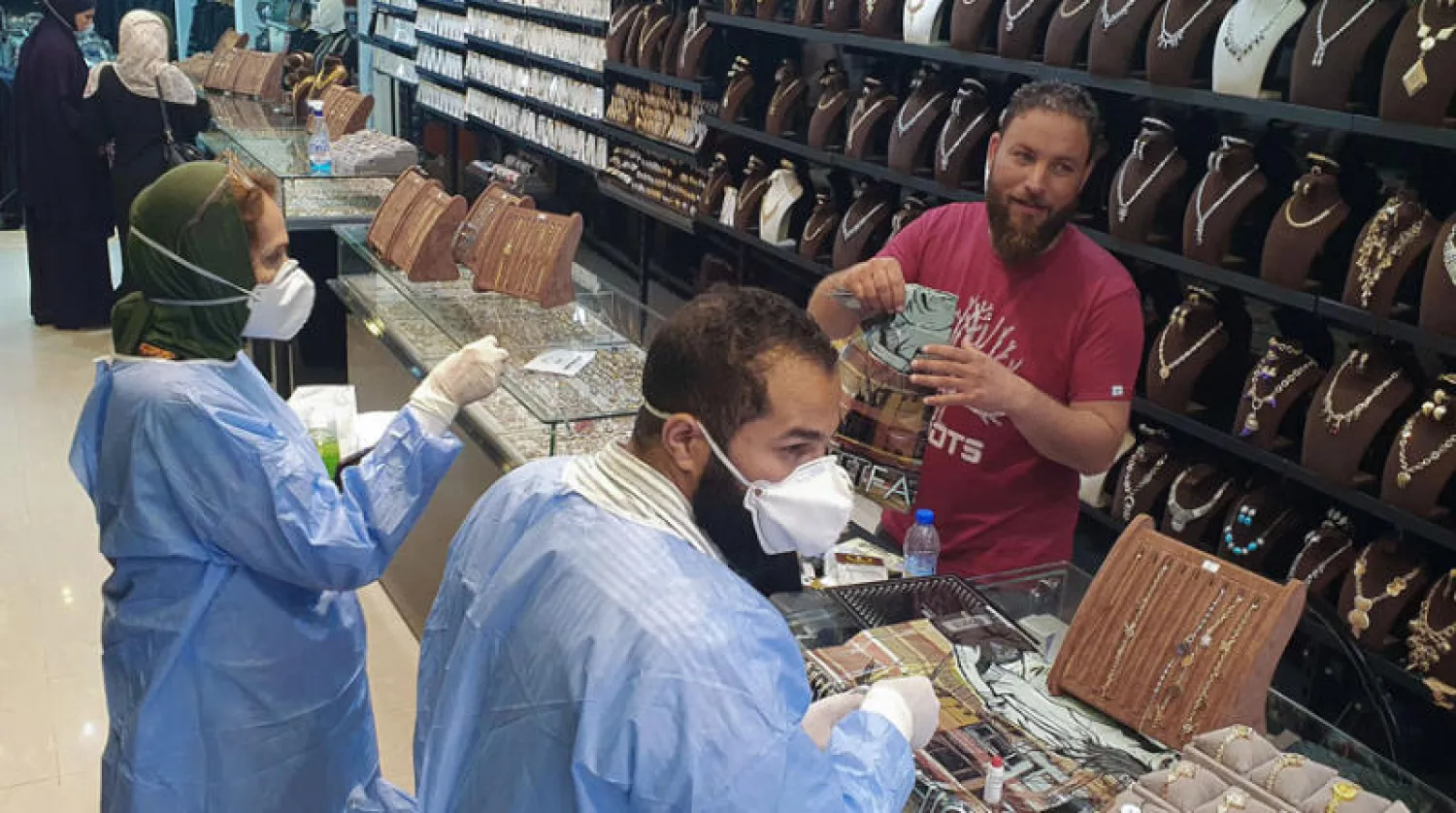 طبيبان ليبيان يعدان لفحص تاجر في تاجوراء (أ.ف.ب)