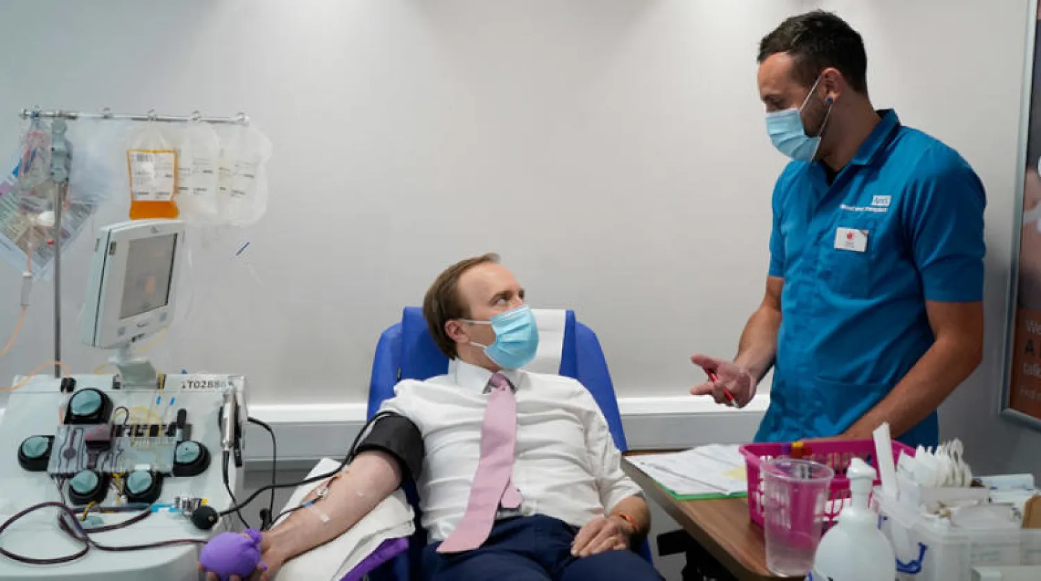 وزير الصحة البريطاني مات هانكوك يتبرع بالدم بعد تعافيه من «كورونا» أول من أمس (إ.ب.أ)