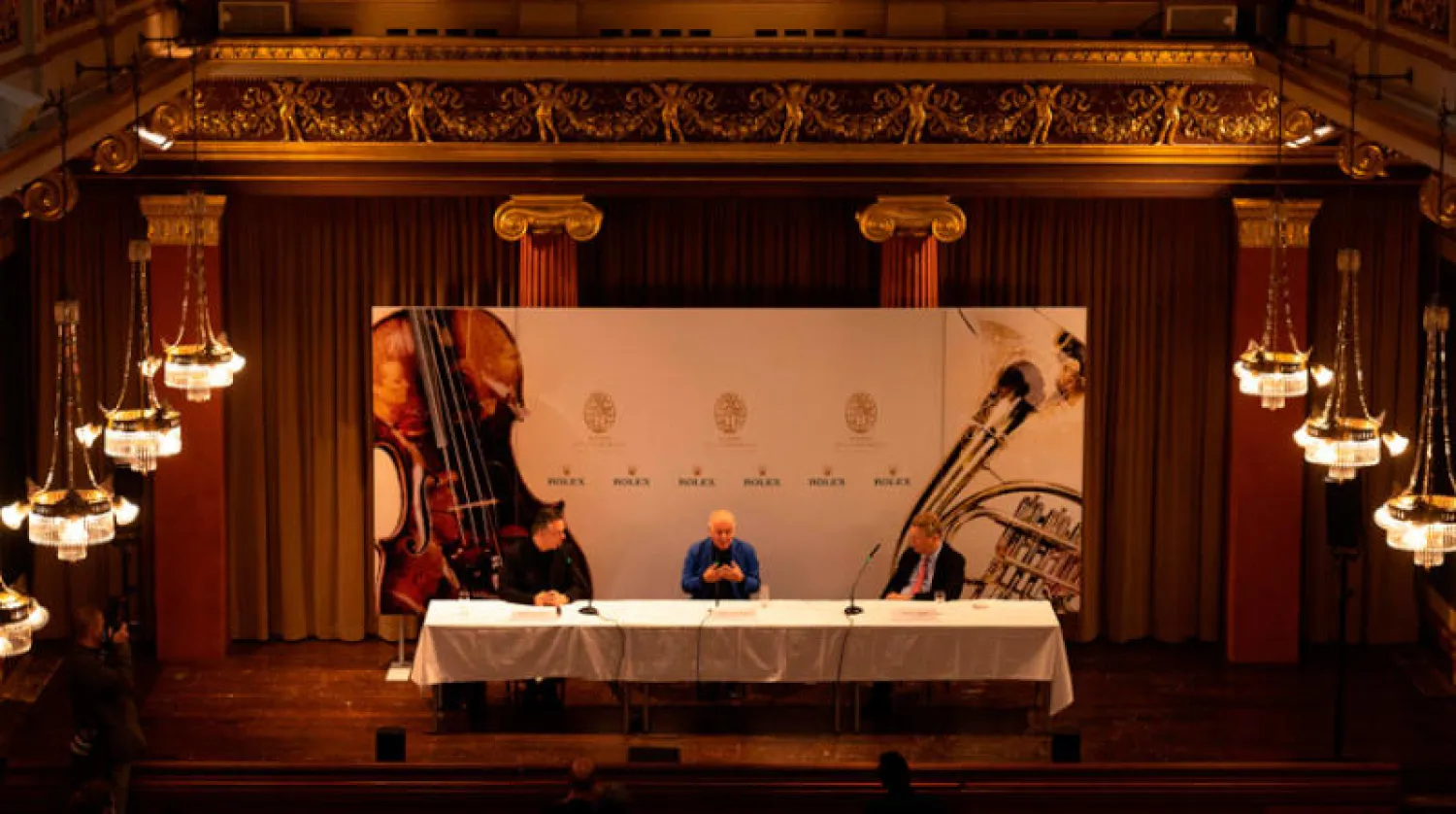 رئيس أوركسترا فيينا الفلهارموني دانييل فروشر ودنييل بارنبويم رئيس أوبرا برلين ومدير الفرقة توماس ميسكقسرن خلال مؤتمر صحافي لإعلان عودة نشاط الفرقة (أ.ف.ي)