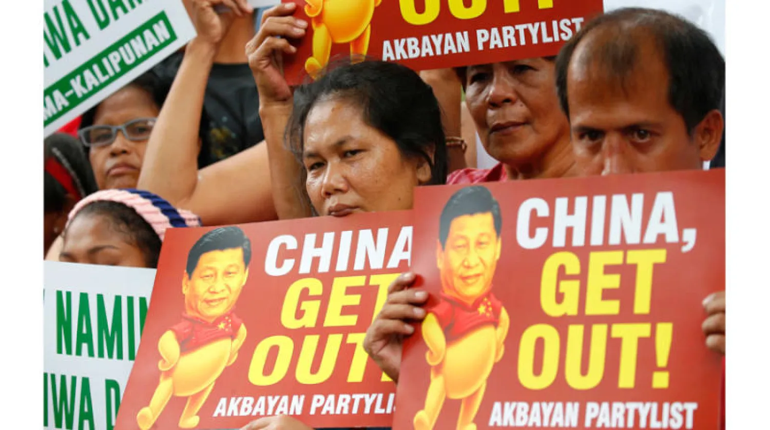 محتجون يتظاهرون ضد زيارة الرئيس الصيني للفلبين بسبب فرض سيادتها على بحر الصين الجنوبي (أ.ب)