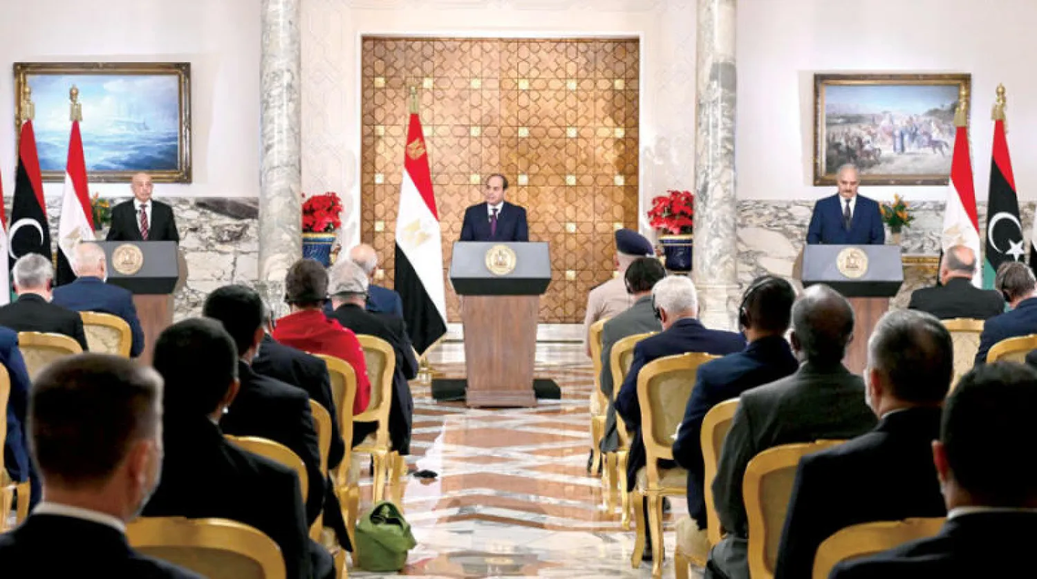 الرئيس المصري السيسي خلال مؤتمر صحافي مع خليفة حفتر وعقيلة صالح في القصر الرئاسي بالقاهرة أمس (أ.ف.ب)