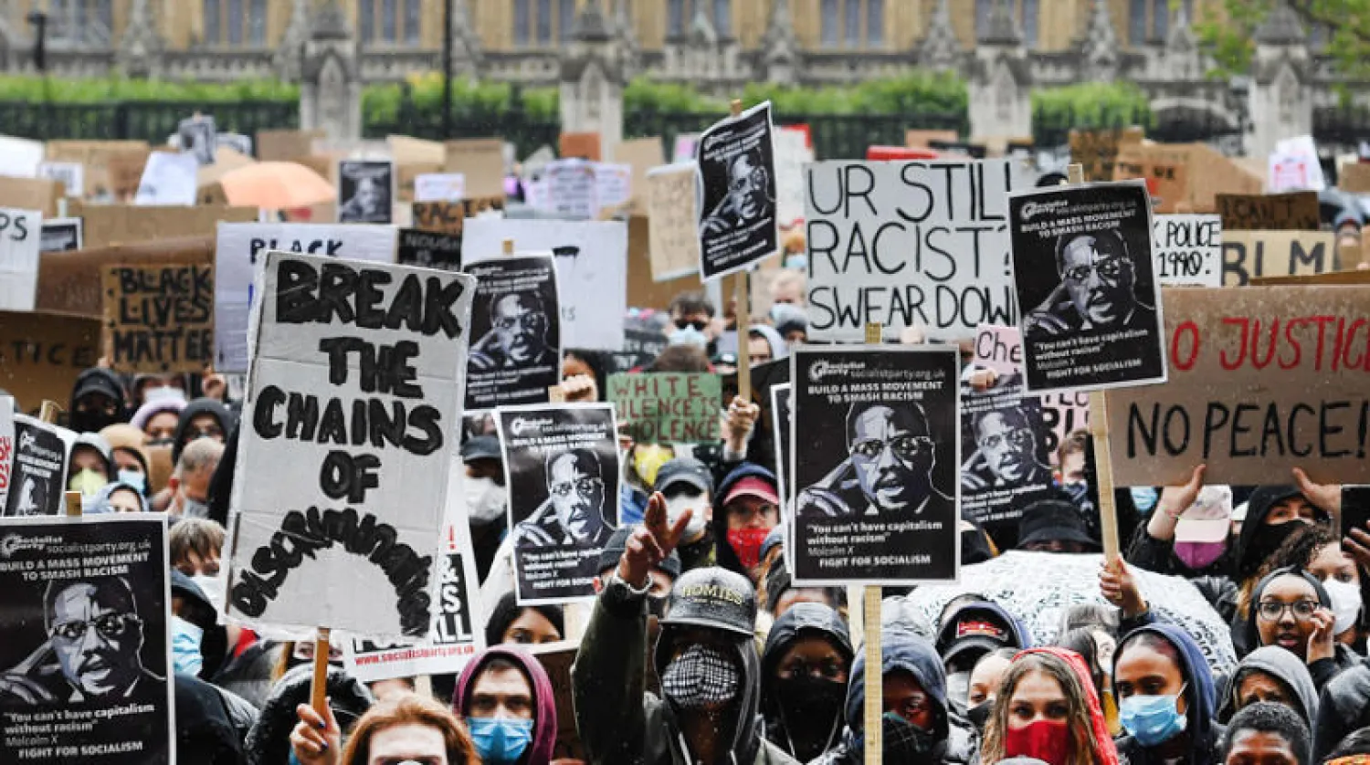 حشود كبيرة تخرج تضامناً مع احتجاجات الولايات المتحدة أمام مبنى البرلمان البريطاني في لندن أمس (إ.ب.أ)