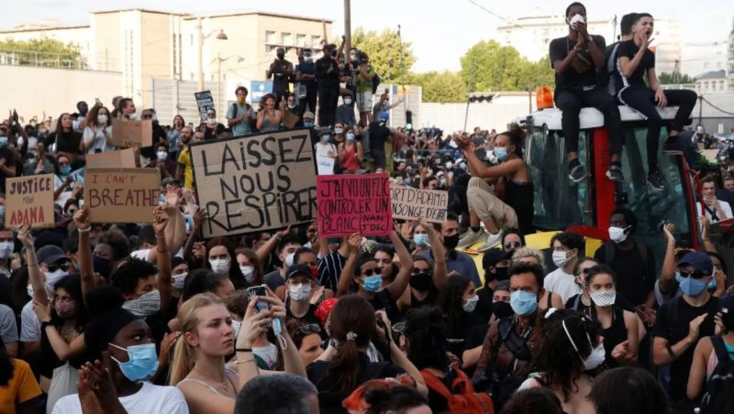 متظاهرون أمام قصر العدالة بباريس احتجاجاً على عنف الشرطة وللمطالبة بمحاسبة قتلة أداما تراوري (رويترز)