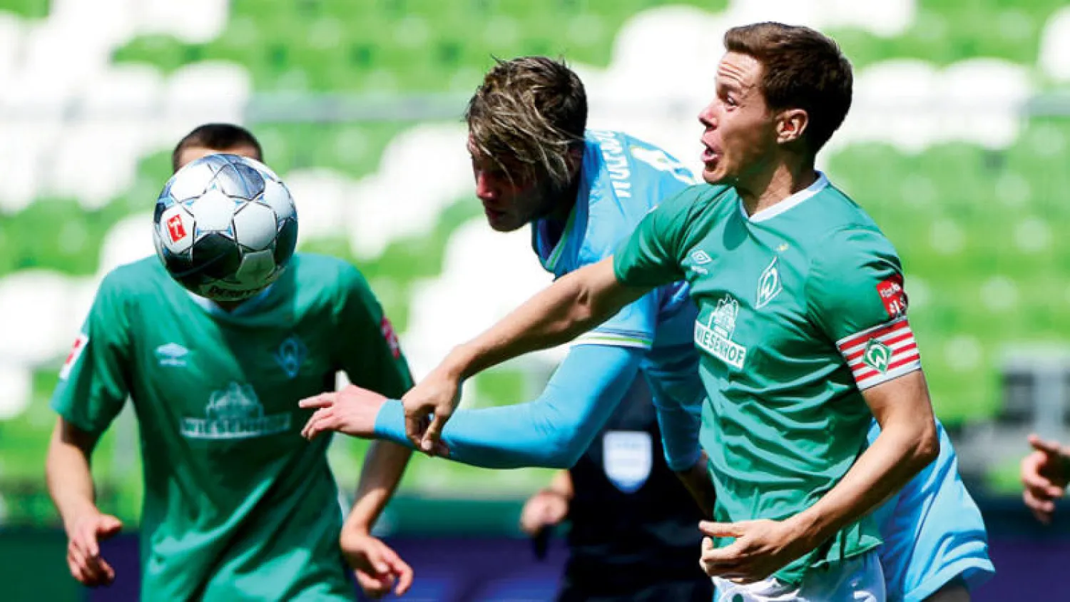 الهولندي فوت فيجهورست صاحب هدف فولفسبورغ (وسط) بين مدافعي بريمن (إ.ب.ا)