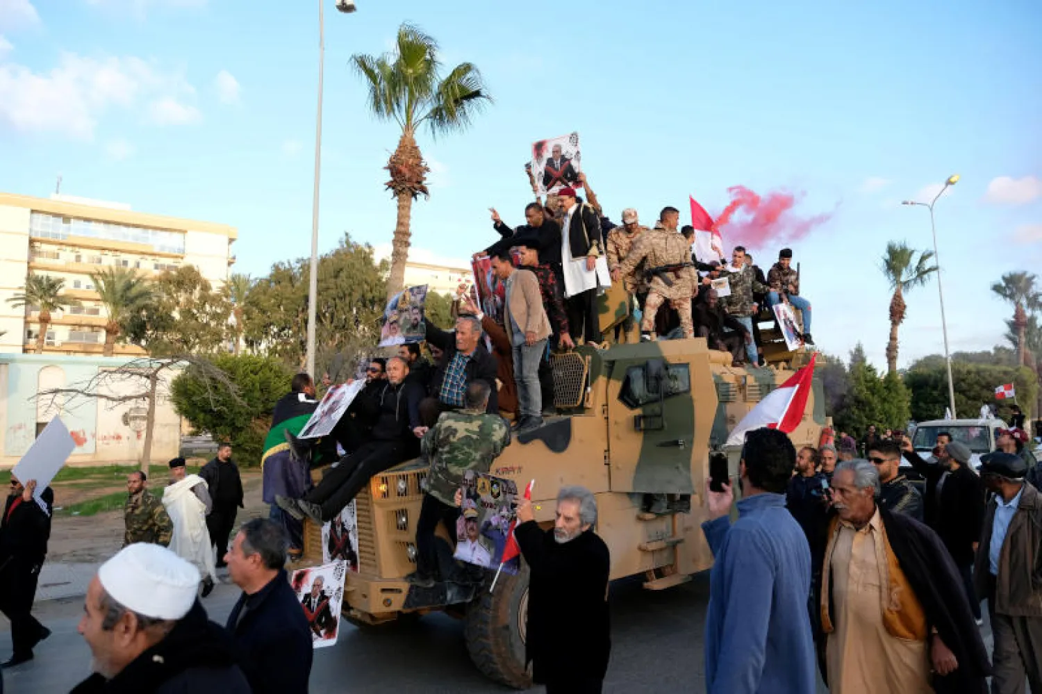 أنصار الجيش الوطني الليبي يحتفلون فوق مدرعة تركية تمت مصادرتها خلال معارك طرابلس (رويترز)