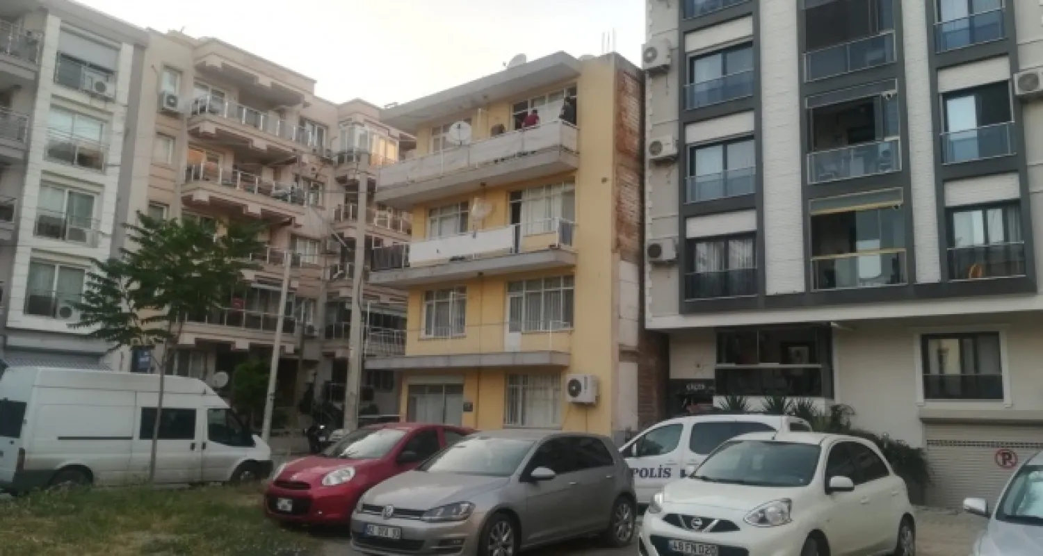 İzmir'de kadın cinayeti: Önce bıçakladı sonra ev sahibinden eşinin ölmemesi için ambulans çağırmasını istedi