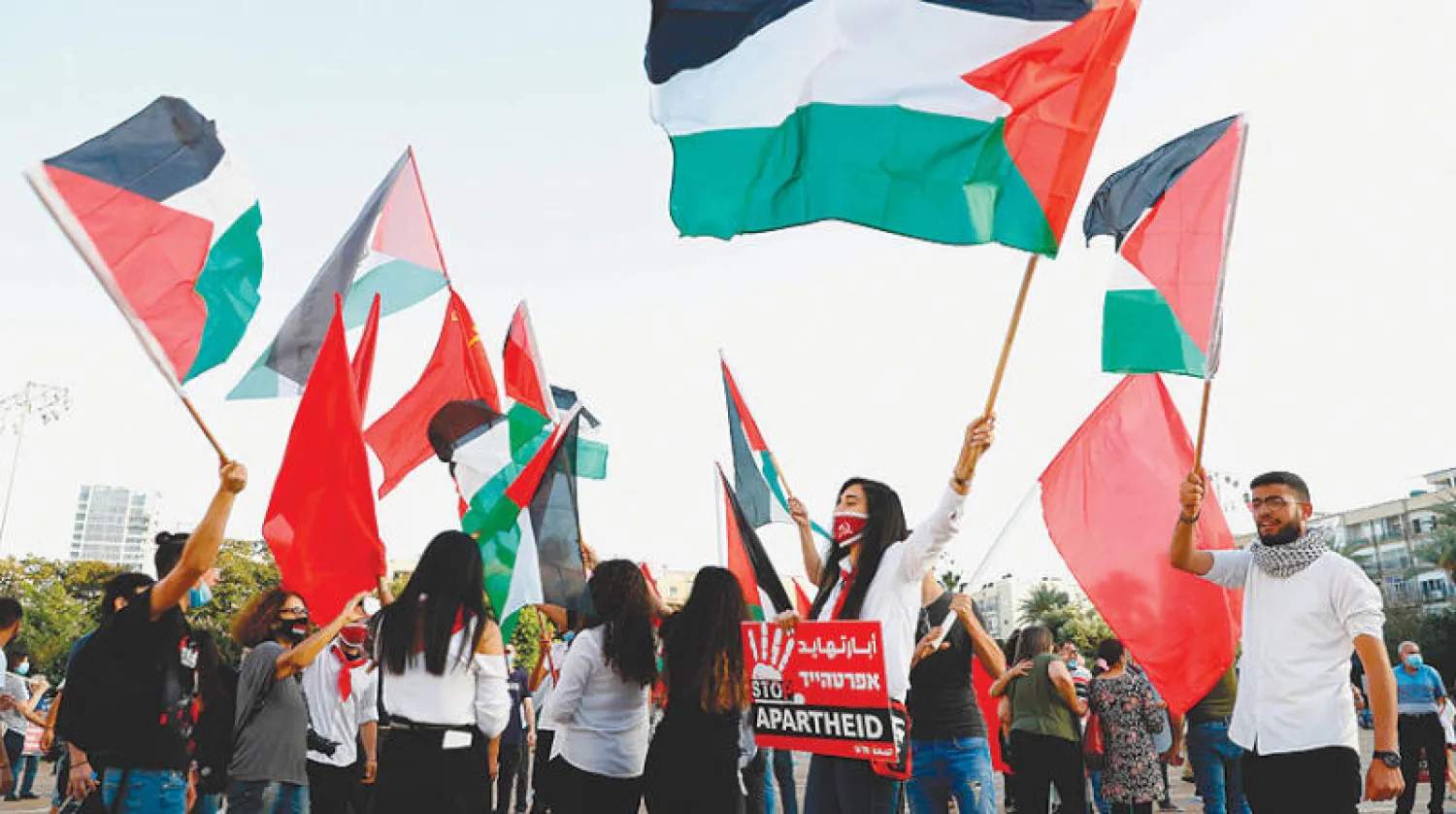 متظاهرون فلسطينيون ويهود في تل أبيب السبت ضد فرض السيادة الإسرائيلية على مناطق في الضفة (أ.ف.ب)