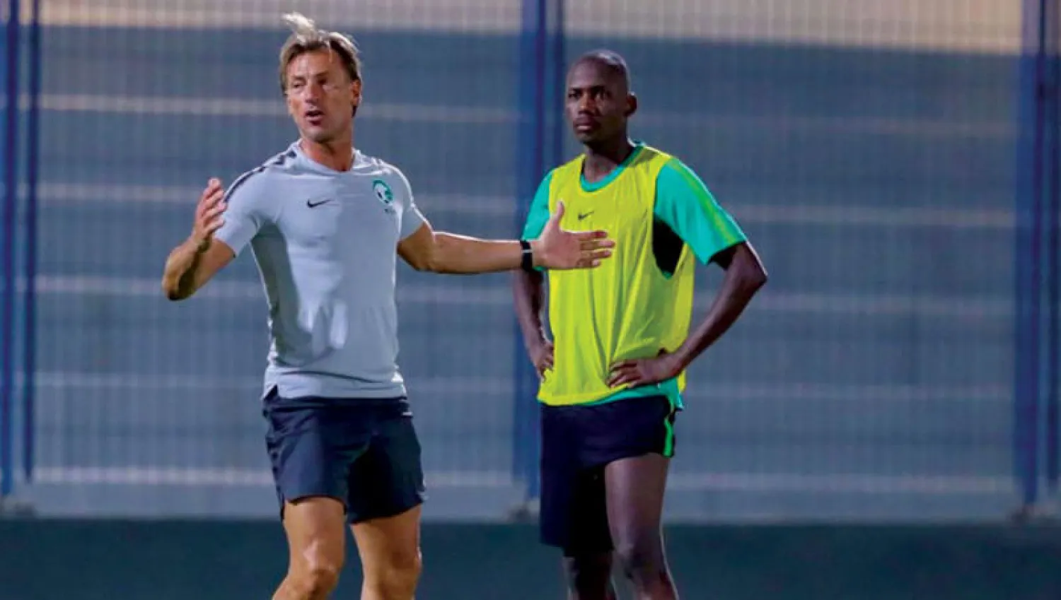 رينارد يوجه لاعبي الأخضر في تدريب سابق (الشرق الأوسط)