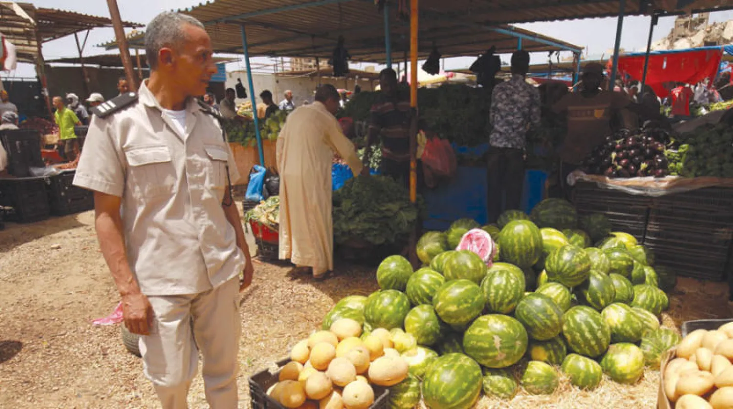 ليبيون في سوق للخضار بمدينة بنغازي أمس (أ.ف.ب)