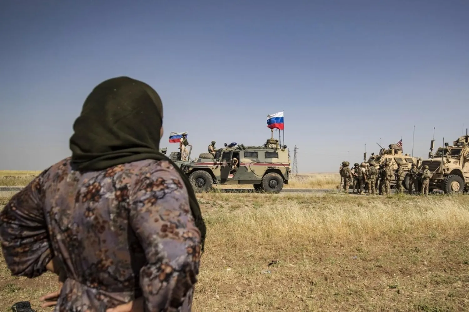 Suriye'nin Türkiye ile olan kuzeydoğu sınırındaki el-Malikiye beldesinden geçen bir Rus askeri konvoyu (AFP)