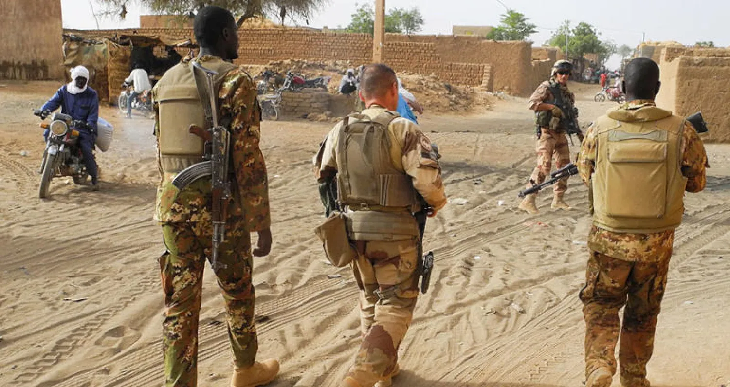 جنود من «برخان» الفرنسية والجيش المالي يقومون بدوريات في أحد شوارع ميناكا في منطقة ليبتاكو ضمن خطط مكافحة الإرهاب (أ.ف.ب)