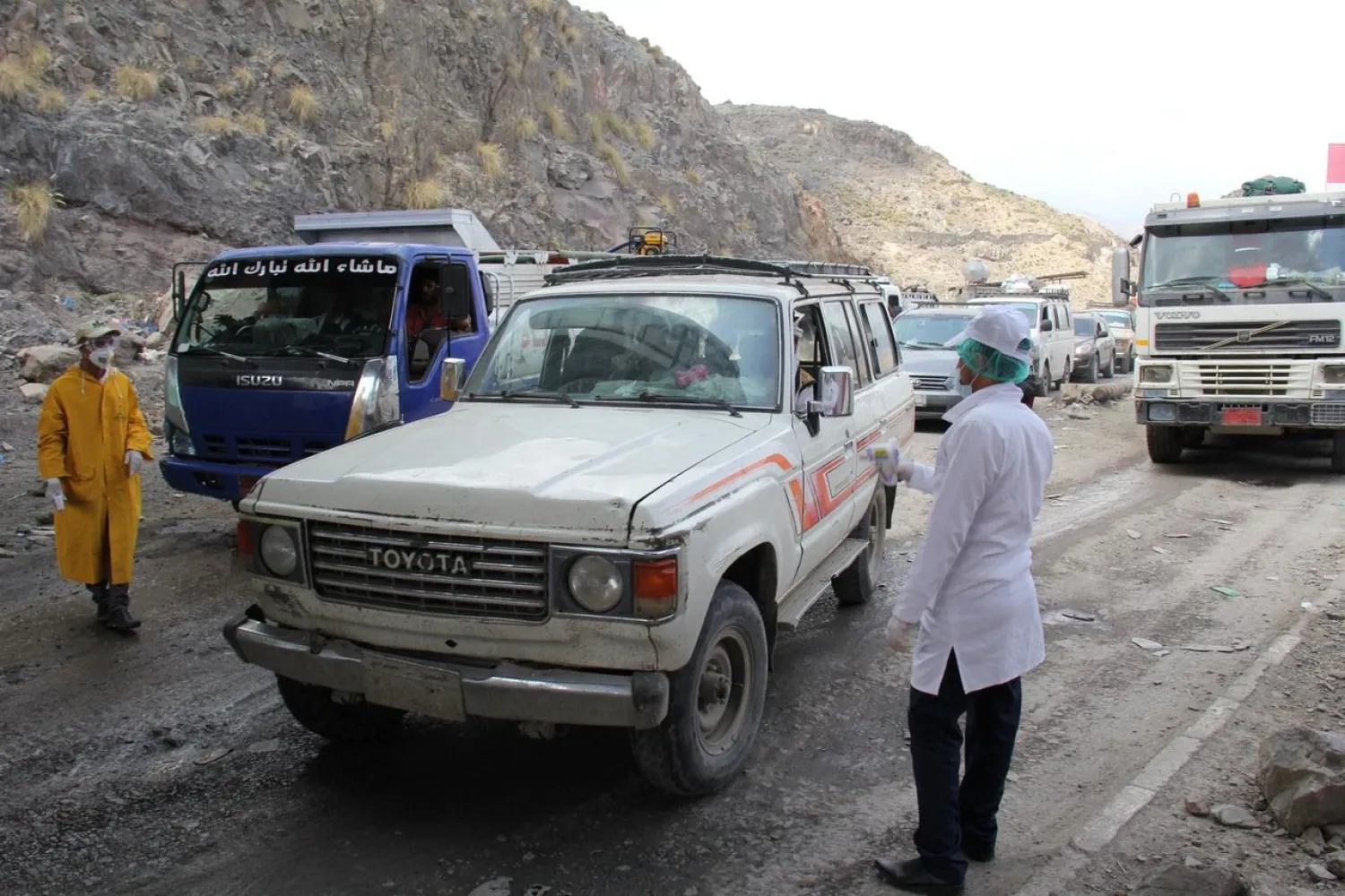 Health workers measure temperature of travellers, amid fear of the coronavirus spread, on the outskirts of Taiz, Yemen April 12, 2020. (Reuters)