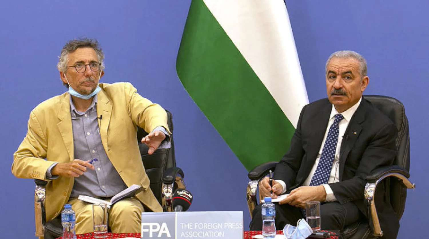 مدير مكتب قناة «سي إن إن» وأشتية أمام صحافيين أجانب في رام الله أمس