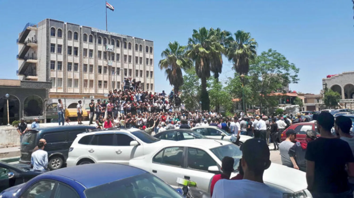 صورة وزعها موقع {السويداء 24} الإخباري للاحتجاجات في السويداء لليوم الثالث أمس (أ.ف.ب)