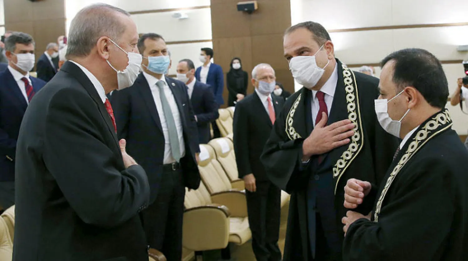 إردوغان خلال حفل تنصيب عضو جديد عيّنه في المحكمة الدستورية بأنقرة أمس (أ.ب)