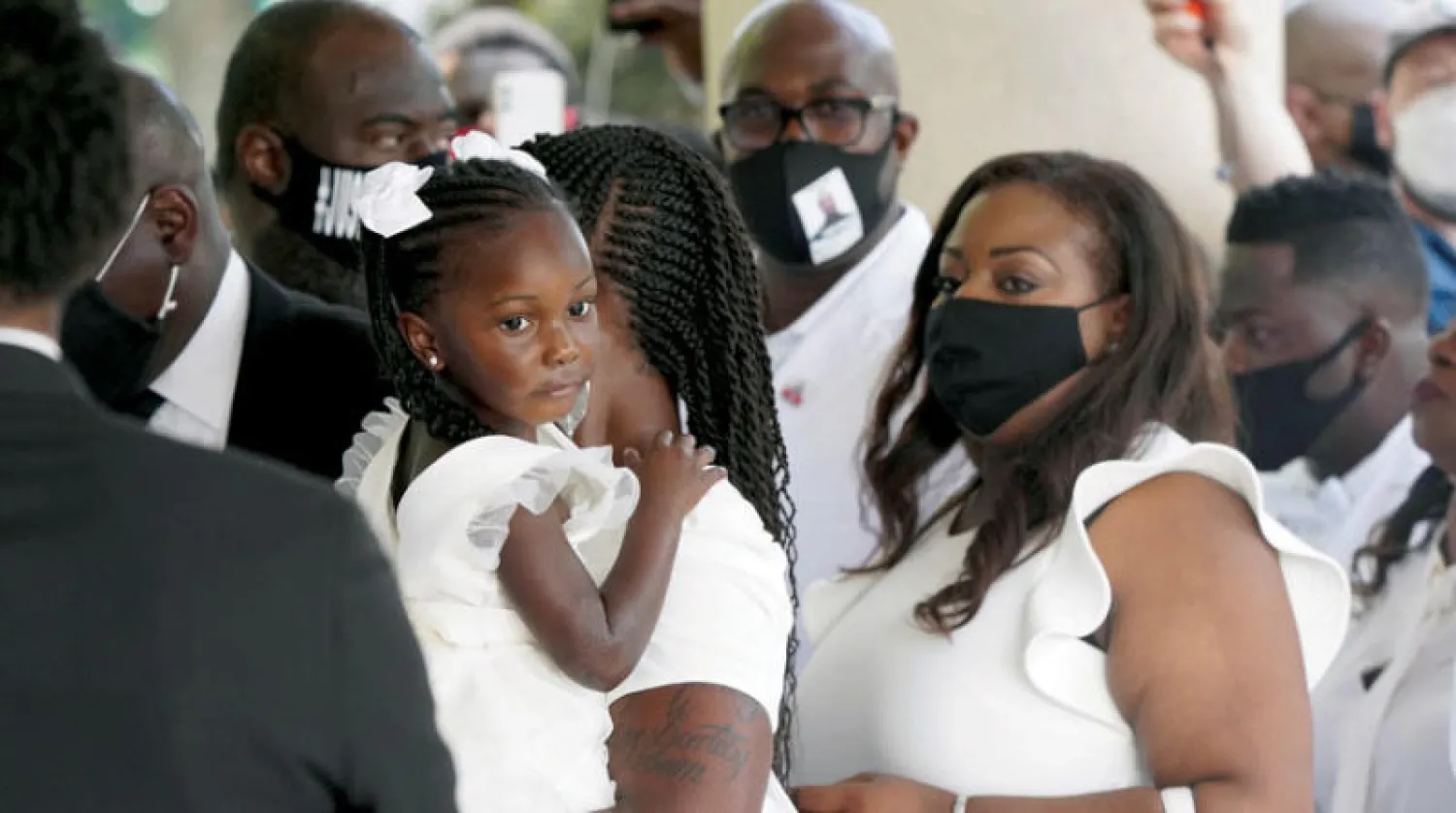 ابنة فلويد وأفراد من عائلته خلال الجنازة أمس (رويترز)