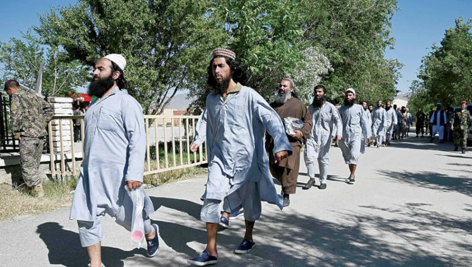 مقاتلون في حركة «طالبان» أفرجت عنهم حكومة كابل من سجن «باغرام» الشهر الماضي (أ.ف.ب)