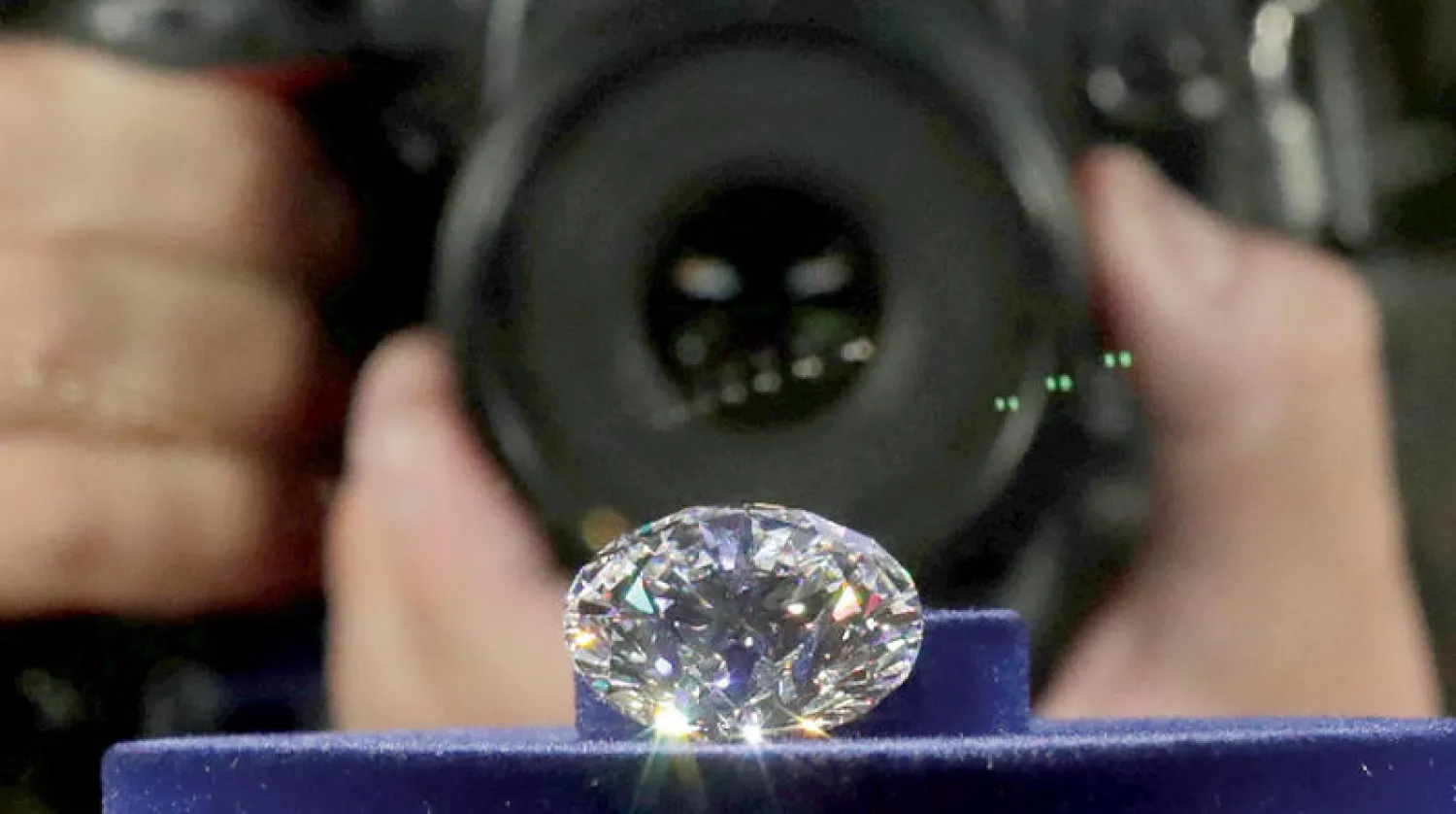 أكدت «ألروسا» عملاق إنتاج الماس الروسي أن القطاع تضرر بشكل كبير نتيجة جائحة «كورونا» (رويترز)
