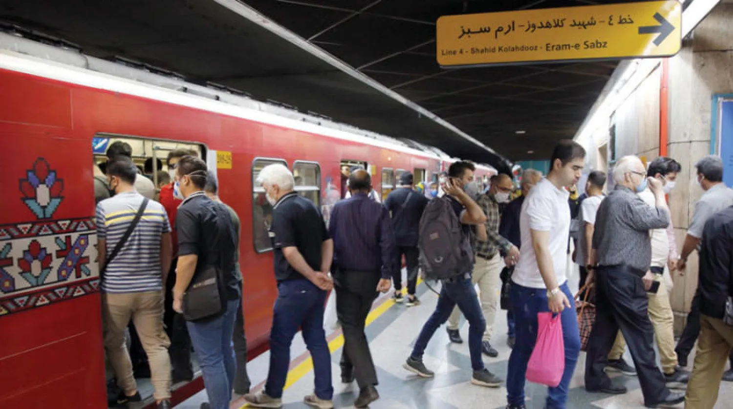 إيرانيون في محطة مترو أنفاق بطهران أمس (أ.ف.ب)