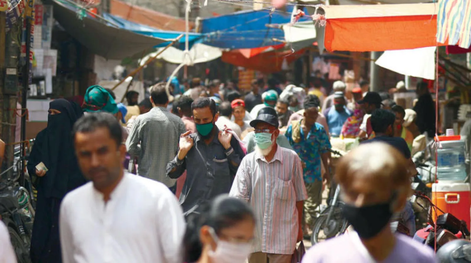 ازدحام في سوق بباكستان رغم تفشي «كورونا» (إ.ب.أ)