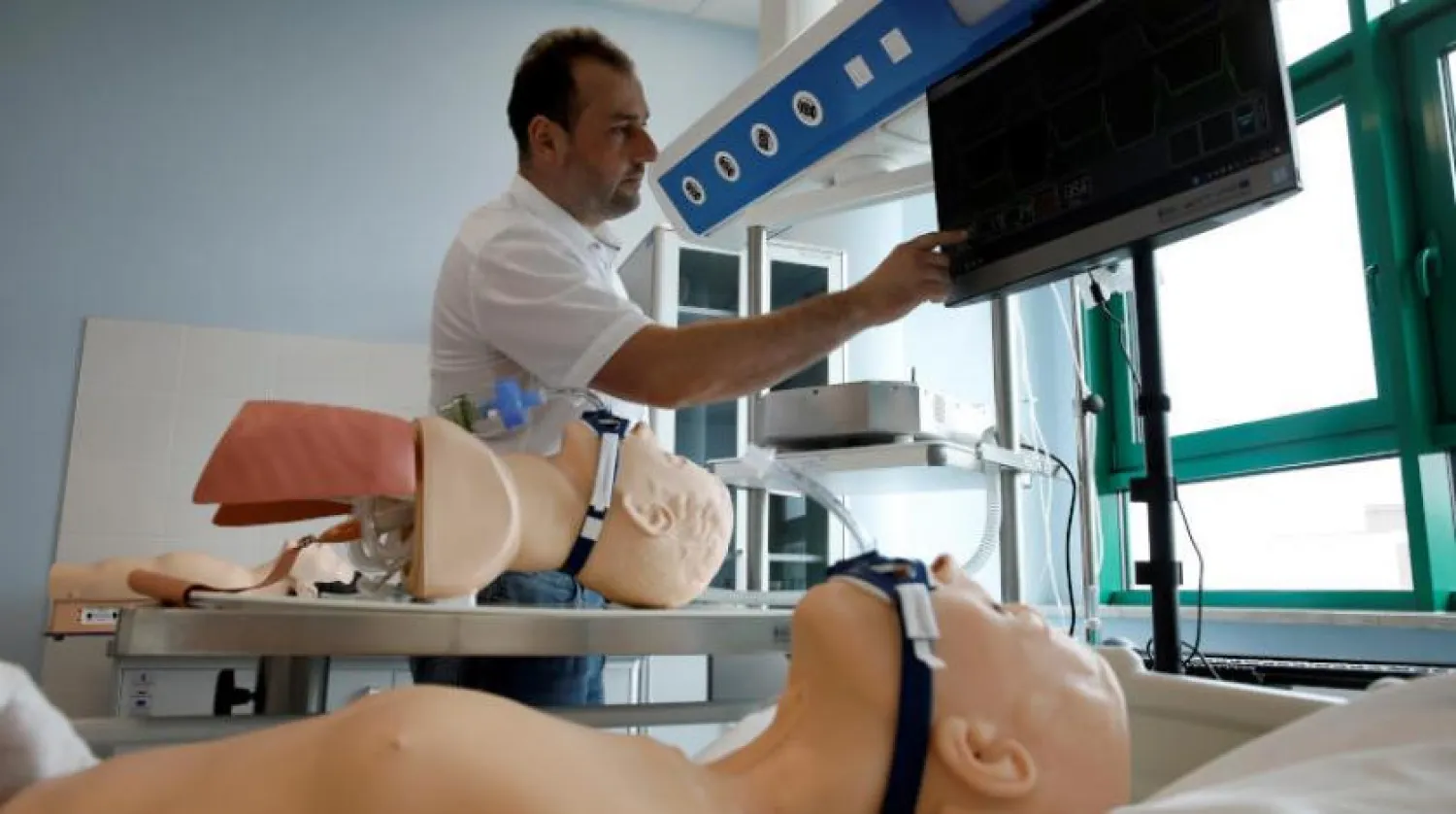 RespiSave isimli solunum cihazını kullanan bir görevli (Reuters)