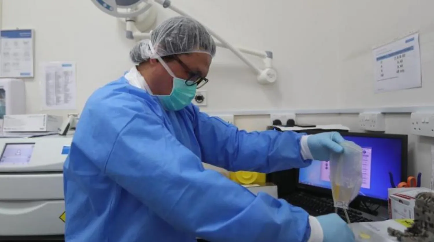 ممرضة تعمل في مركز الأمراض المُعدية التابع لـ«مؤسسة حمد الطبية» بالدوحة (أ.ف.ب)